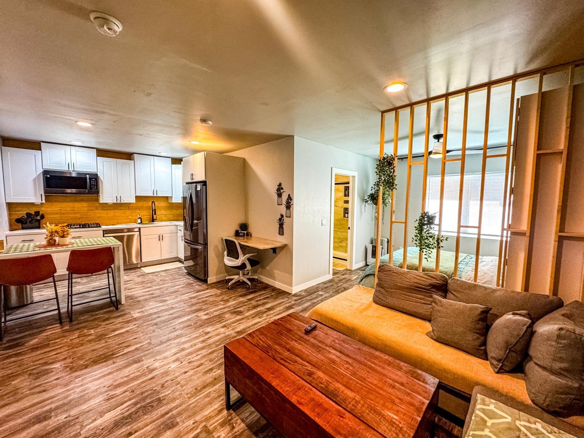 Private-Suite, Kitchen, Laundry, Rainfall Shower, 4Ktv El Centro Exterior photo